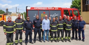 VatrogascI Profesionalne vatrogasne jedinice Tuzle dobili novo vatrogasno vozilo