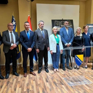 Izložba Memorijalnog centra Srebrenica ‘Priče iz Srebrenice’ otvorena u Zagrebu
