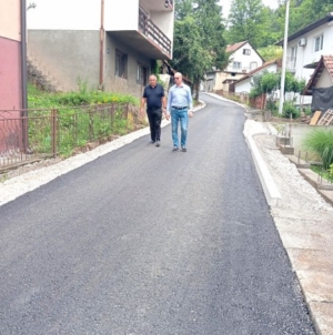 Završeno asfaltiranje puta u ulici Mahmuta Bušatlije, MZ Slavinovići- Gradonačelnik Lugavić: nastavljamo sa infrastrukturnim projektima