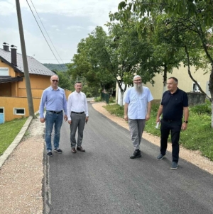 Gradonačelnik Tuzle u radnoj posjeti MZ Simin Han, gdje je završeno asfaltiranje puta u naselju Čaklovići