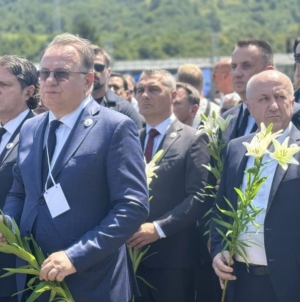 Delegacija Vlade FBiH položila cvijeće na spomen obilježje u Srebrenici i odala počast žrtvama genocida