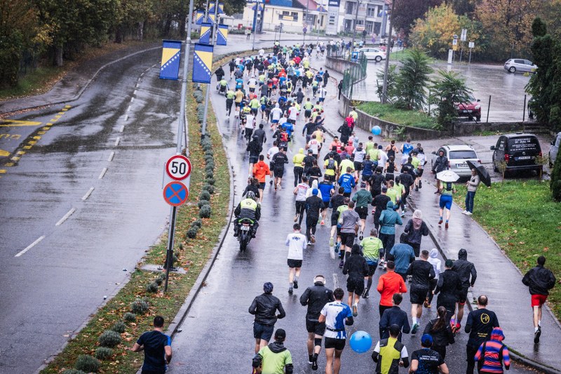 Ulicama Tuzle trčalo je više od hiljadu trkača, Matija Ivaković i Emina Begović su najbrži maratonci