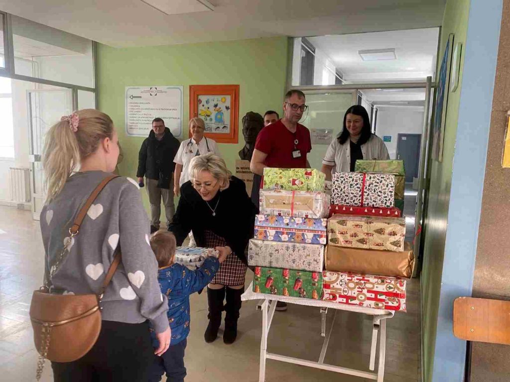 Delegacija Vlade TK obradovala paketićima djecu u tri javne ustanove