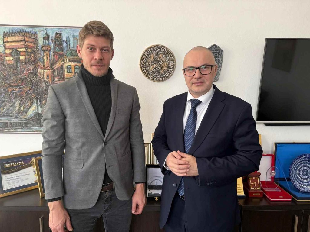 Ministar Omerović održao sastanak s direktorom Narodnog pozorišta Tuzla: Fokus na jačanju saradnje