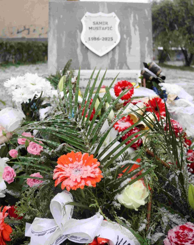 Otkriveno spomen obilježje u čast nastradalom policijskom službeniku Samiru Mustafiću u Tuzli