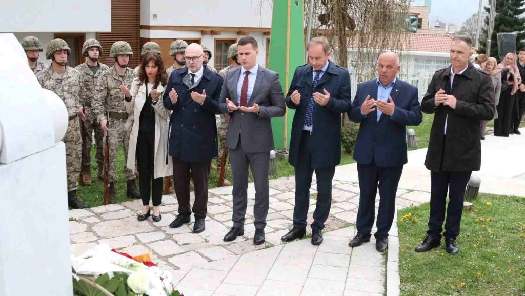 Povodom Dana ARBiH položeno cvijeće na šehidskom mezarju „Kovači“