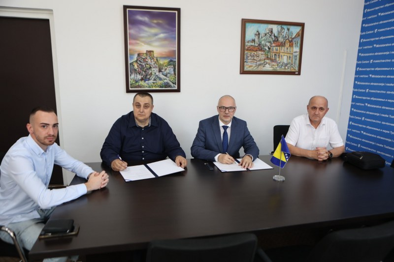 Uvođenje elektronskog dnevnika u osnovnim i srednjim školama TK