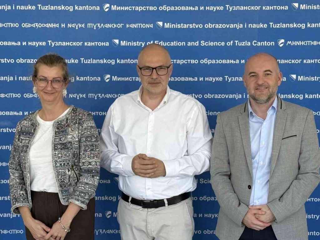 Ministar Omerović podržao implementaciju programa „Odrastimo zajedno“ u osnovnim školama