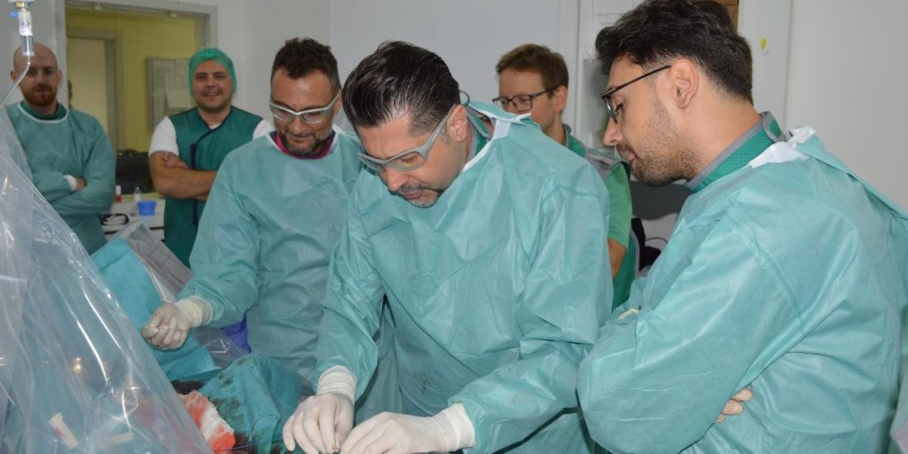 Na Klinici za neurohirurgiju UKC Tuzla održan edukativni workshop o primjeni WEB uređaja u liječenju intrakranijalnih aneurizmi