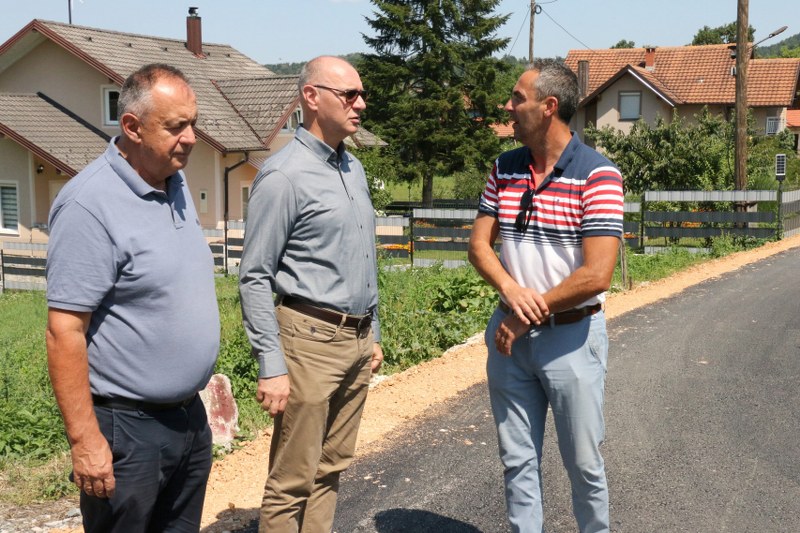 U Mjesnoj zajednici Husino završeni radovi na sedam putnih pravaca, uskoro i novi trotoar